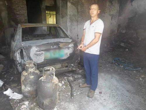 吃瓜男子火烧房子,房屋被毁